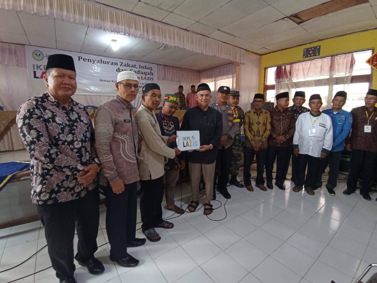   Ketua DPP IKPL JM.DT. Paduko Kayo, Ketua LAZIS Prof. Ardimen foto bersama penerima manfaat. (chandra antoni)